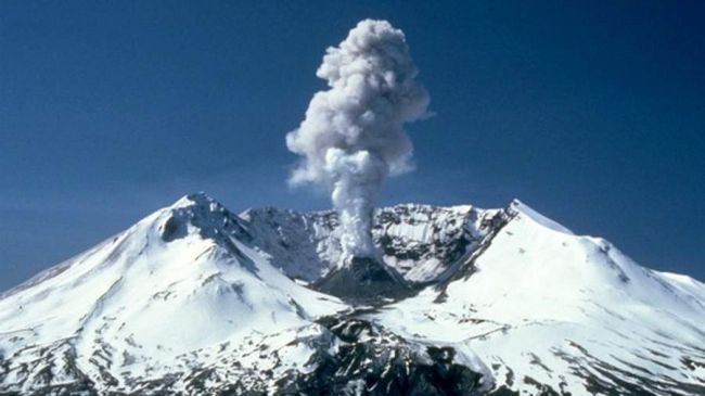 Az Ebeko Kuril vulkán ismét aktív, 4,5 km magasságba lövellte a hamut