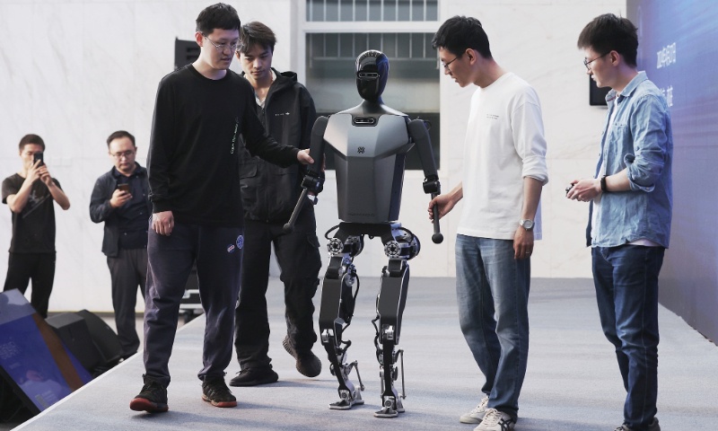 Kína bemutatta a Tiangong robotot, amely képes emberként járni és futni