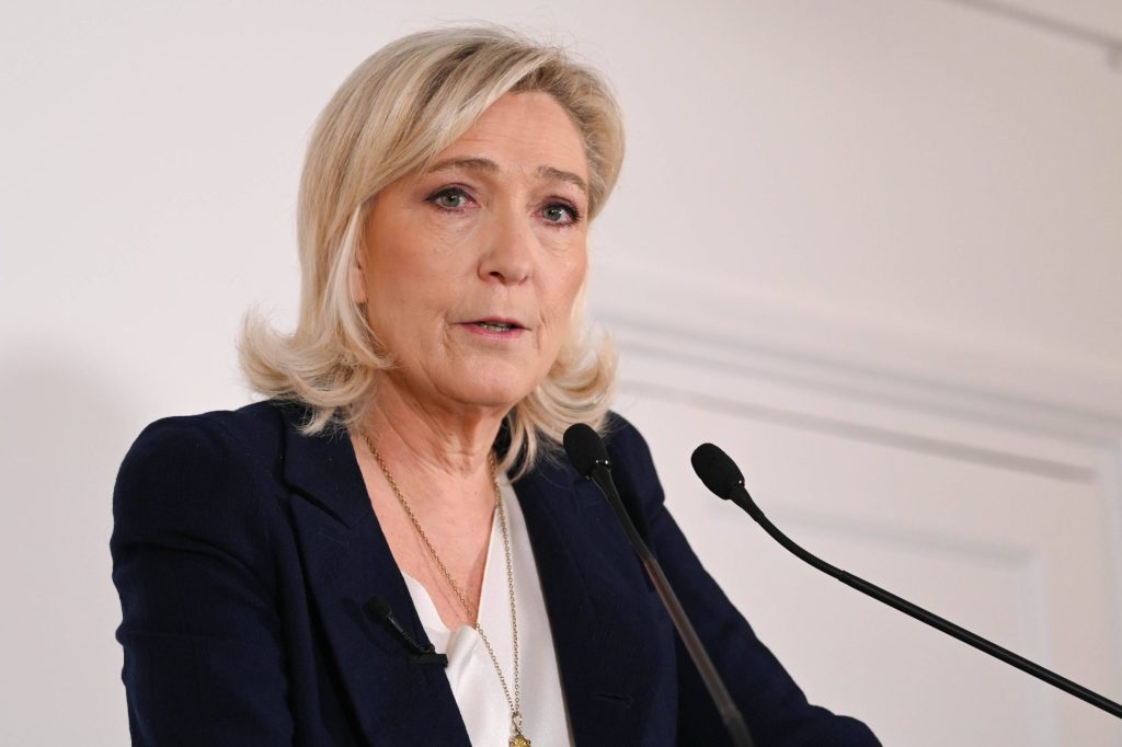 Macron azt akarja, hogy Franciaország „háborúba lépjen Oroszországgal” – Le Pen