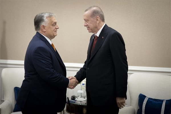 Orbán Viktor Törökország elnökével tárgyalt; a magyar békemisszió támogatását kérte - rövidhír