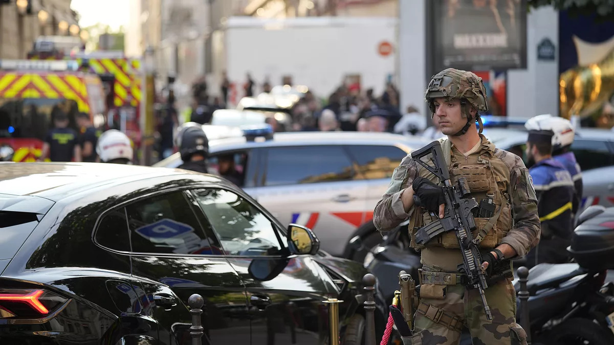 Mi lesz még itt: késsel hadonászó elmebeteg támadt a rendőrökre Párizsban, napokkal az olimpia előtt