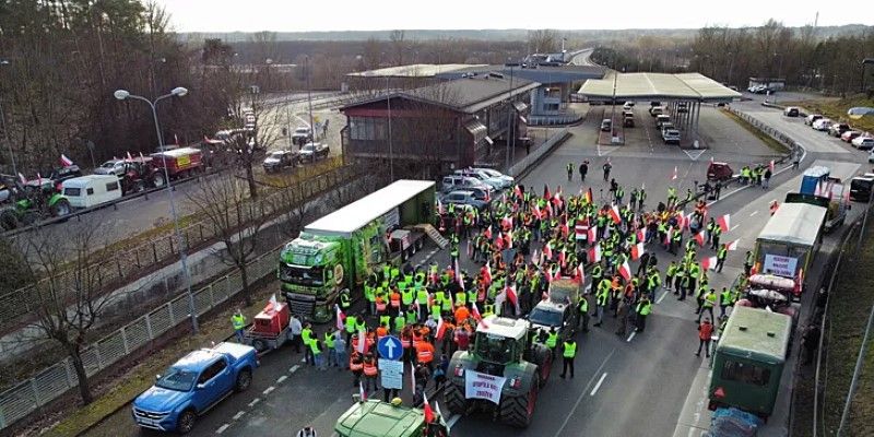 Lengyel gazdák tiltakozásul szögeket szórtak szét az ukrájnai határátkelőnél