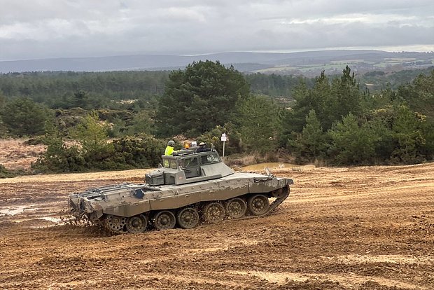 Sárba ragadt egy brit tank a katonai bemutatón - The Sun