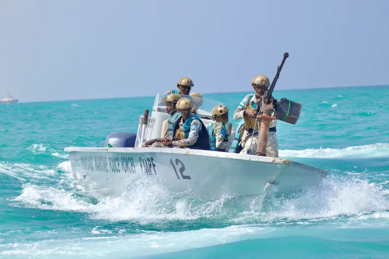 Kalózok eltérítettek egy teherhajót Szomália közelében - Videó