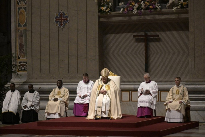 Ferenc pápa a háború vadságától megtört békéről beszélt a húsvéti vigílián