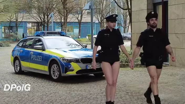 Lehúzott nadrággal nyomulnak a német rendőrök - VIDEÓ