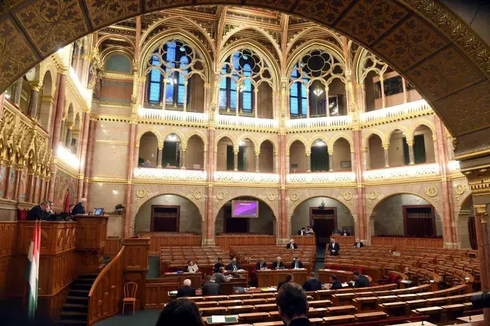 Négynapos ülést tart a héten a parlament