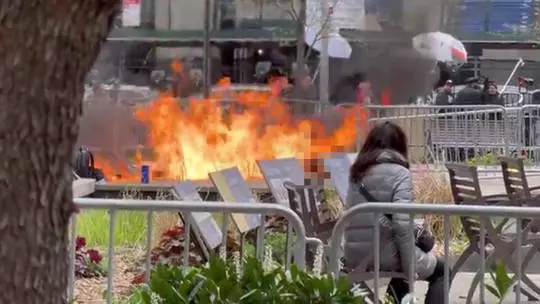 Felgyújtotta magát egy férfi a Trump-per előtt - VIDEÓ
