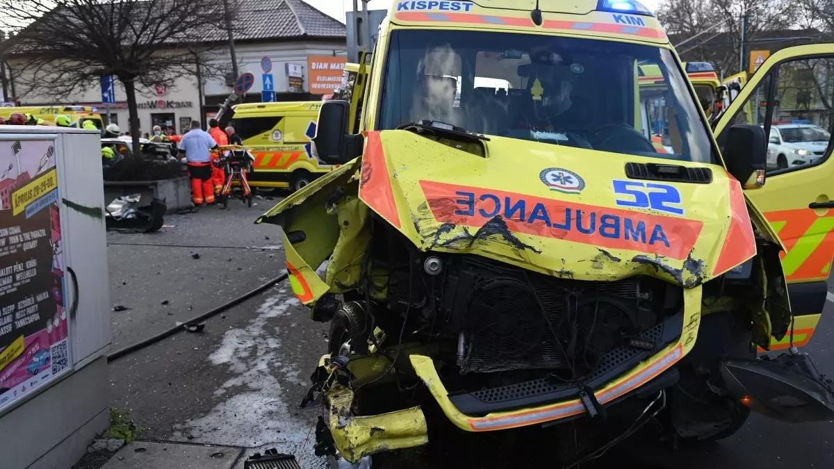 Mentőautó baleset Budapesten - többen megsérültek