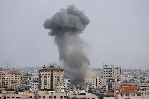 Al-Dzsazíra: legalább 16 ember halt meg egy gázai mecset bombázása miatt