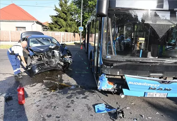 Busszal ütközött egy autó Kispesten, többen megsérültek