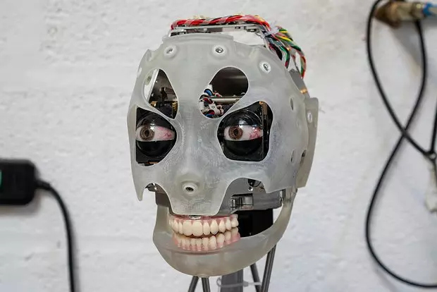 Áttörés: az emberi szem tulajdonságait kapta egy robot