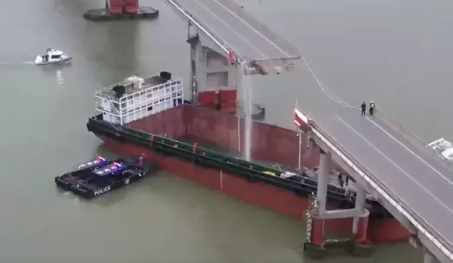 Hídnak ütközött egy konténerhajó Kínában