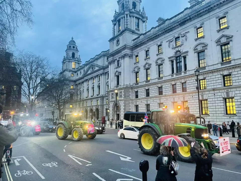 Az Egyesült Királyság gazdái elkezdték beszántani London központját